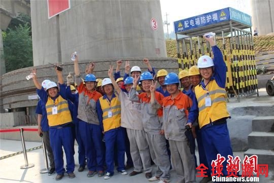 图为,建设者欢庆转体成功 林成立 摄 图为,建设者欢庆转体成功 林成立 摄