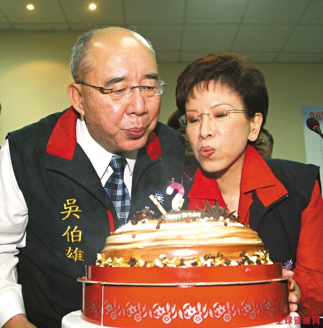 2007年国民党主席选举当选的吴伯雄（左），当时还带着蛋糕为落选的洪秀柱（右）庆生。