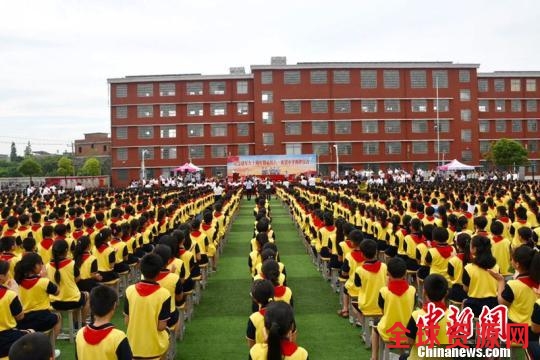 江西抚州“临川八一希望小学”举行23日揭牌仪式。 钟欣摄