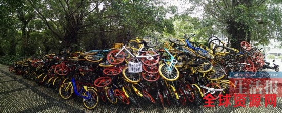 南宁：共享单车违规入园 公园无奈“叠罗汉”堆放
