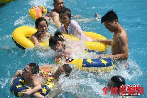 资料图：5月27日，重庆洋人街一水上乐园吸引不少市民玩水纳凉。当日，重庆主城区室外最高气温逼近35℃。 陈超 摄