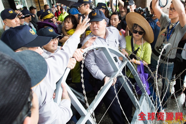  一旦出现冲突抗议场面，警察总站在第一线抵挡。（图片来源：台湾“东森新闻云”）