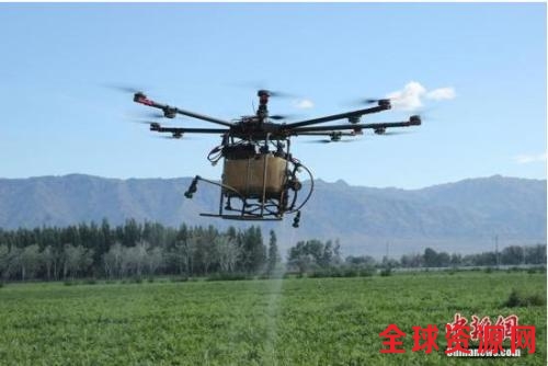 资料图：新疆农民利用高科技产品飞机对农作物开展空中喷洒农药。哈那提 摄