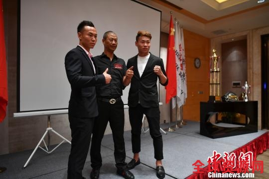 发布会现场工作人员合影留念。 任东 摄