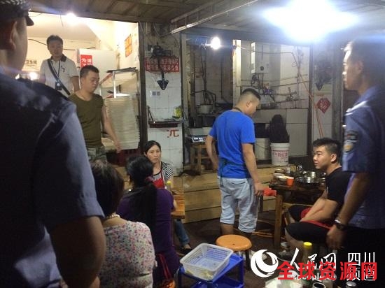 成都市锦江区市场和质量监督管理局执法人员正在检查。