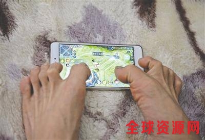 无臂大学生兼职当电竞主播 双脚熟练用键盘打游戏