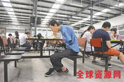 无臂大学生兼职当电竞主播 双脚熟练用键盘打游戏