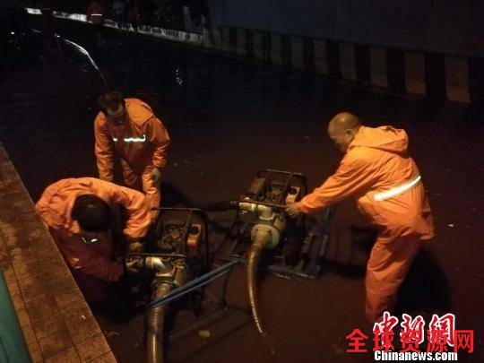 三防抢险人员正全排干广州市天寿路桥洞积水，22点30分恢复通车 广东省防总 摄