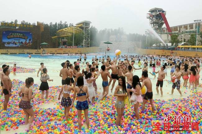 6月4日，民众在飘着彩色海洋球的玛雅水公园里内戏水。