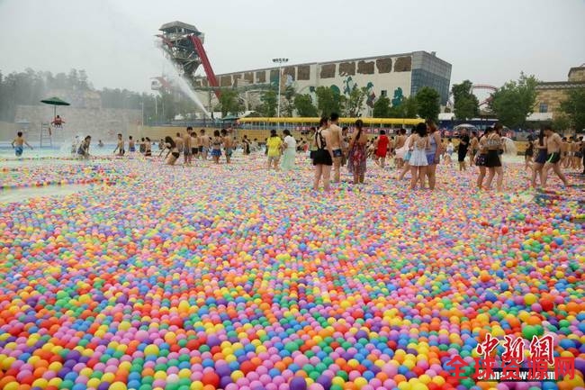 6月4日，民众在飘着彩色海洋球的玛雅水公园里内戏水。