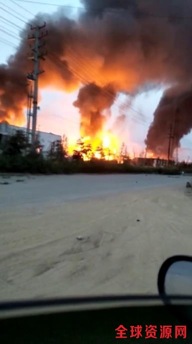 山东临沂爆炸石化公司燃烧点明火仍明显 浓烟滚滚