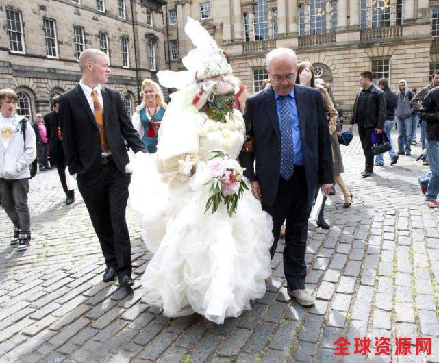 身上打满七千多个孔,被称为最丑的女人,嫁人了