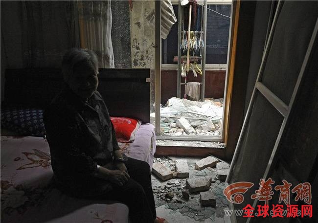 西安82岁老人正睡觉 石块砖头突然飞进屋(组图)