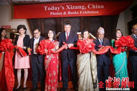 中尼两国嘉宾为“今日中国西藏”图片、图书展剪彩。 张晨翼 摄