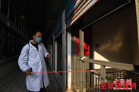 资料图：安徽合肥王卫社区卫生防疫工作人员对活禽市场进行喷洒消毒药水消毒。中新社记者 韩苏原 摄