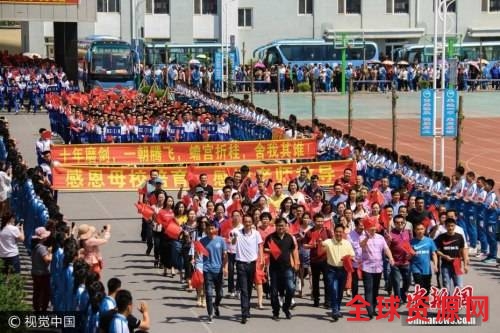 资料图：2017年6月5日，辽宁丹东，古镇大孤山迎来了第二十二个送考节。图片来源：视觉中国