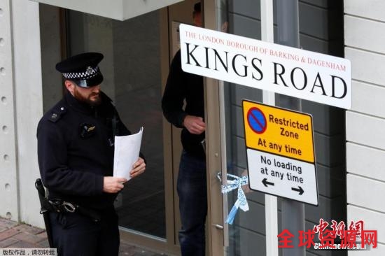 伦敦警察局局长助理、英国资深反恐专家马克・罗利表示，警方目前正在进一步调查袭击者的个人资料和社交关系，重点调查他们发动袭击是否得到其他人的协助。图为一名警察在被搜查的房子外。