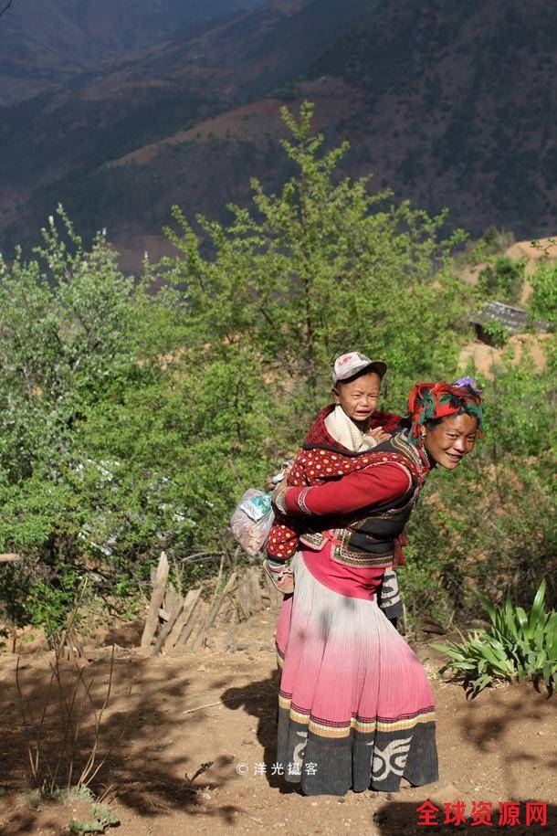 高山上的凉山彝族人家：一个小泉眼却要养活一村人