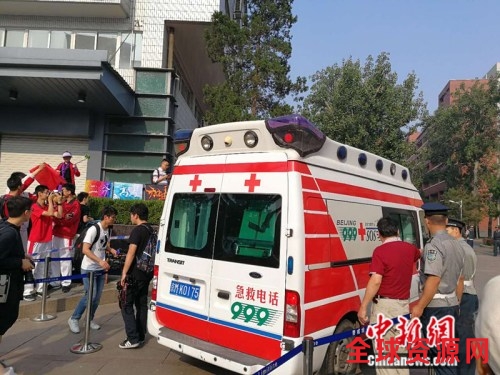 6月7日，一辆999急救车驶入人大附中考场内。 中新网记者 张尼 摄