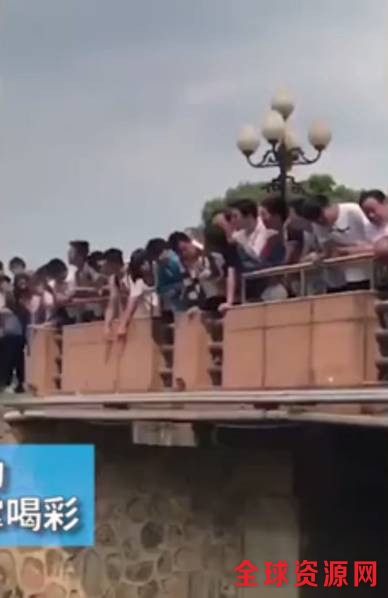 图为江苏南京围观群众见警察跳入河中寻找，纷纷喝彩赞赏。