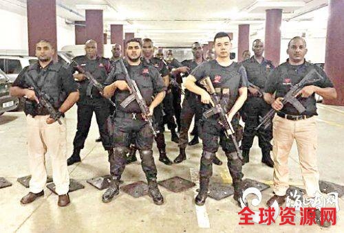 安保队员多为当地退伍军人、预备役警察，中间的华人小伙就是陈晓华