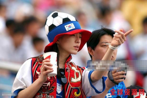 2002年日韩世界杯，韩国足球队的拉拉队“红魔”用了写着“Forza,Corea”围巾。