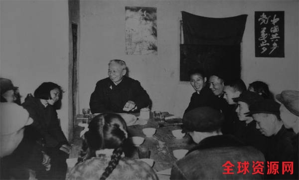 1961年，刘少奇在湖南视察。图为他在长沙县青山铺镇天华村搞调查。