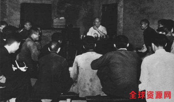 1961年，刘少奇在湖南视察。图为他在长沙县青山铺镇天华村搞调查。