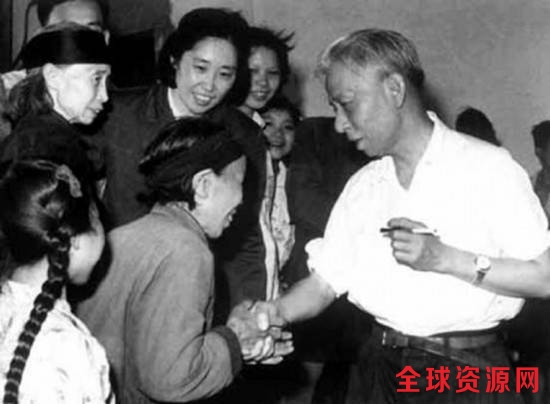 1961年，刘少奇在湖南省宁乡县农村调查时看望乡亲们。