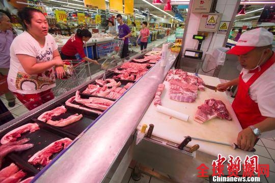资料图：山西太原民众在超市选购猪肉。 张云 摄