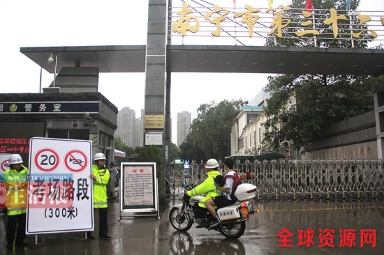 高考第二天交警雨中上演“速度与激情” 送考37人