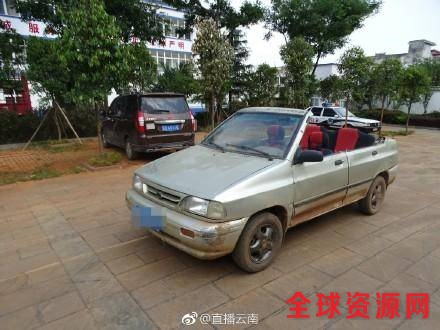 e2a3c8095ea9c01180262f7c12e4ed4d.jpg 男子割除轿车车顶自制“敞篷车” 交警提醒:不安全不合法
