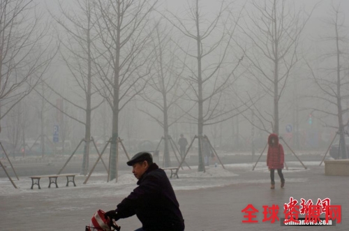 资料图：天津重度雾霾再现。中新社记者 佟郁 摄