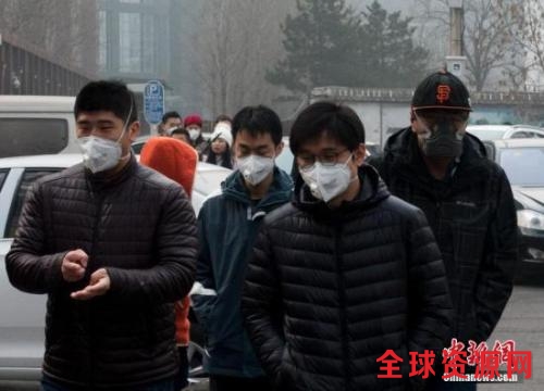 资料图：北京街头，民众出行时佩戴口罩应对雾霾。中新社记者 侯宇 摄