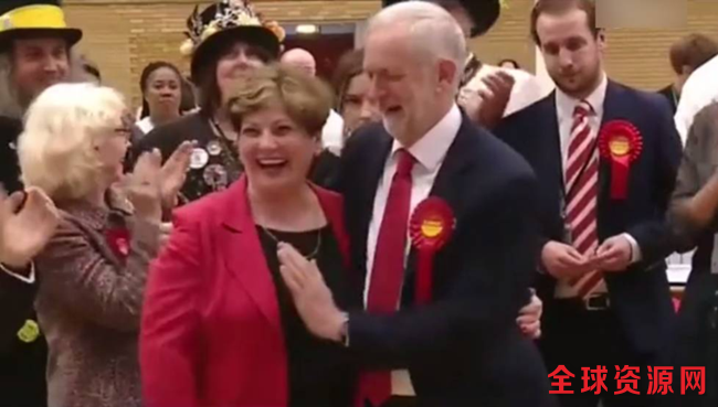 英国大选最尴尬一幕：工党领袖与人击掌 拍对方胸上