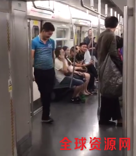 早在6月2日，微博名为“怼平”的用户就曾发出一条微博，图片中显示：这名蓝衣男子脱掉鞋子，并且手拿鞋子躺在地铁座椅下方睡觉，周围的乘客无人敢坐空出来的座位。