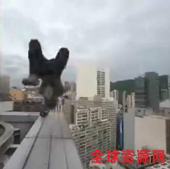 玩的就是心跳！俄男子摩天大楼边缘玩滑板(图)