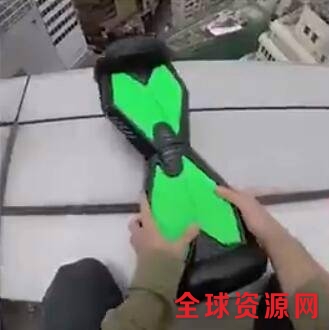玩的就是心跳！俄男子摩天大楼边缘玩滑板(图)