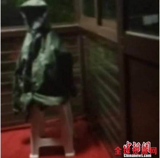 小区值班室深夜用“假人”保安值班多名物管人员被处罚