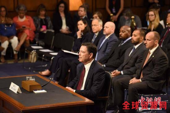 这是科米在5月9日出差途中突然被解职后的第一次公开露面。当天的听证会被媒体形容为美国政坛的“超级碗”或政治真人秀，外界迫切希望从中了解特朗普或其竞选团队是否曾与俄罗斯共谋以及特朗普到底有没有妨碍司法。中新社记者 邓敏 摄