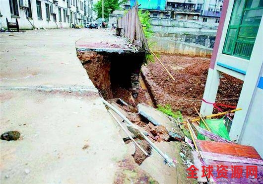 图文：新教学楼工地旁道路突然坍塌