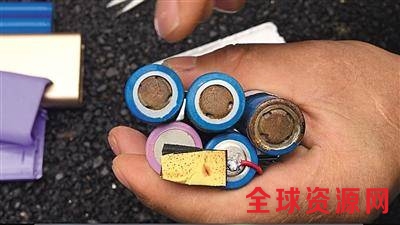 记者从地摊上购买的充电宝，拆开后发现里面的电池布满锈迹。 新京报记者 游天燚 摄