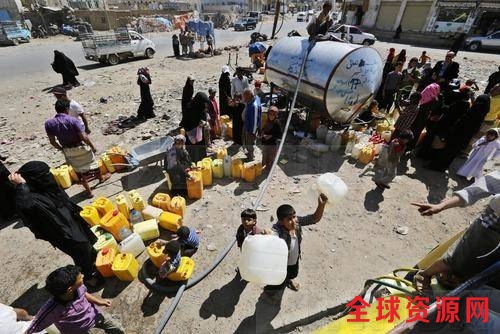 也门冲突以来，由于遭受炮击和空袭，许多也门人民缺乏生活基本资源。图为在也门萨那，当地人民慈善援助水车旁接水。（新华社/欧新中文） 