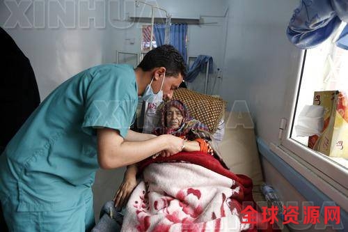 图为5月15日，一名疑似霍乱患者在也门萨那一家医院接受治疗。（新华社/法新）