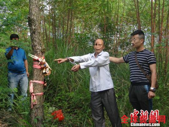 图为犯罪嫌疑人被押解到作案现场指认。 警方供图