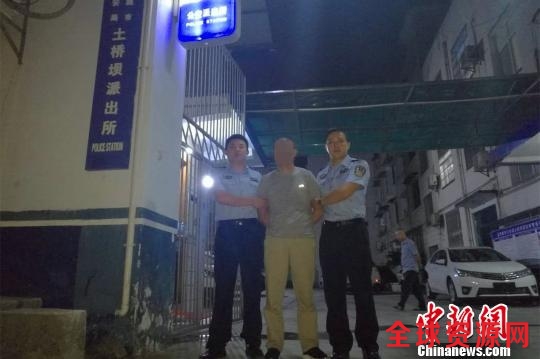 民警追捕嫌犯遇其送孙子高考延迟5小时抓获