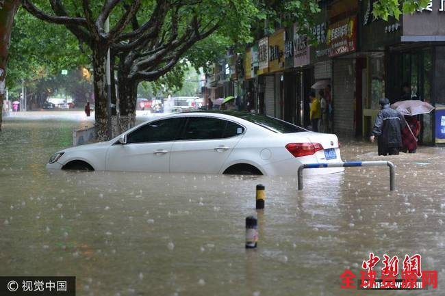 图为6月10日，南京市雨花台区，一辆汽车泡在水中。