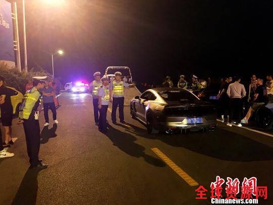 大连交警整治夜间“飙车”行为 。 邢毅 摄