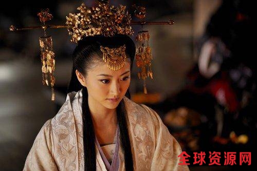 一个班出了两名校花，一个如今红的发紫，另一个却始终捧不起来