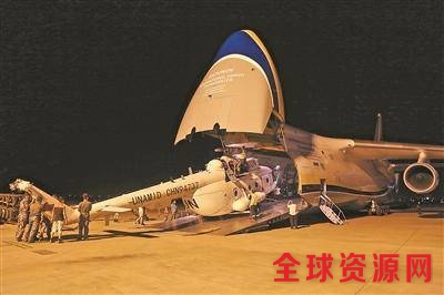  图：中国首支维和直升机分队先遣组人员将直升机搬运上联合国安排的安-124运输机。陈凯摄
